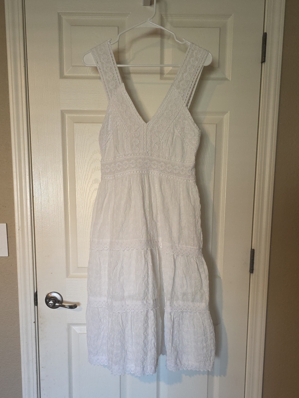 White Lace V-Neck Sleeveless Summer Dress